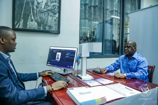 Le Président Félix Tshisekedi a reçu le vendredi 30 juin à Kinshasa, le premier modèle de la nouvelle carte d’identité nationale