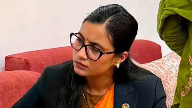 पीडितका आमाबुवासँग कुरा गर्ने क्रममा कानुनमन्त्री सोबिता गौतम
