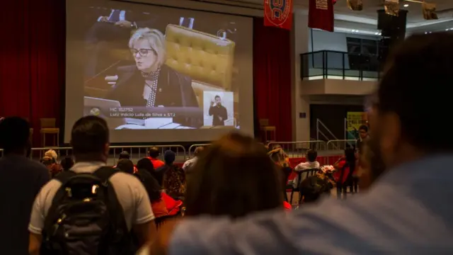 Pessoas assistem a sessão do STF