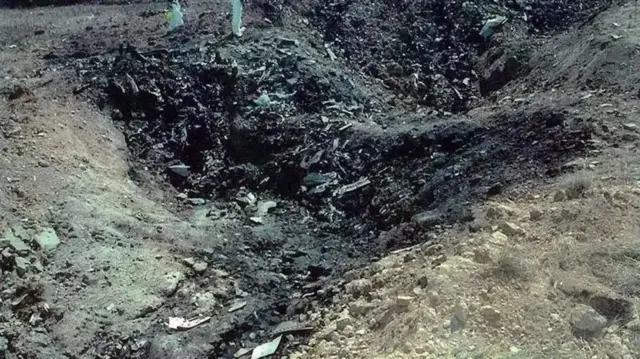 फ्लाईट 93 कोसळल्यावर त्या विमानाचे तुकडे असे विखुरले