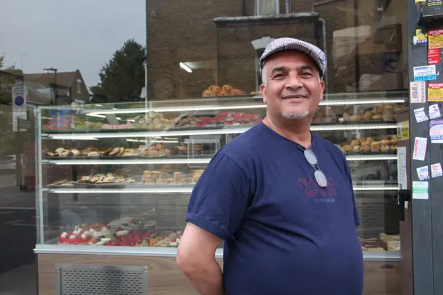 Sur le sol britannique depuis 35 ans, Kader était au départ venu pour ''les femmes, le disco et la vie de la jeunesse''. Le cuisinier prévoit de regarder le match chez lui en famille : ''C'est mon pays (...), j'attends avec impatience vendredi, j'espère qu'on va gagner.''