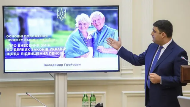 Изменения, которые в правительстве Владимира Гройсмана (справа) называют "новинкой в мировой практике", некоторые эксперты охарактеризовали как скрытое повышение пенсионного возраста