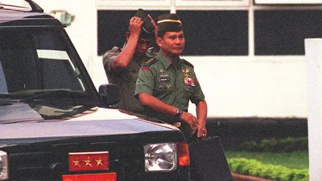 Prabowo disebut terbukti memerintahkan Komandan Grup 4/Sandi Yudha Kopassus dan anggotanya dari Satuan Tugas Mawar dan Satuan Tugas Merpati karena “merampas kemerdekaan orang lain”.