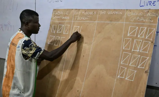 Un agent de la Commission électorale indépendante à Abidjan le 2 septembre 2023.