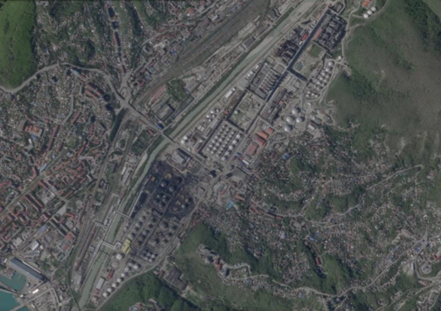 Спутниковый снимок, на котором виден Туапсинский НПЗ, в нижней части которого видна выгоревшая территория с нефтяными резервуарами