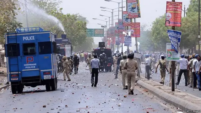 મહેસાણામાં હિંસાની તસવીર