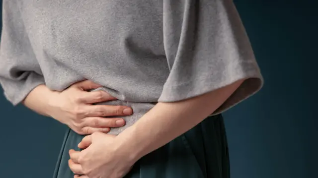 Umugore yifashe mu nda 