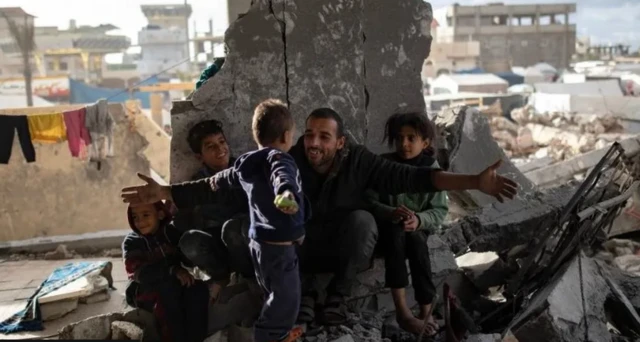 ग़ज़ा का ज्यादातर हिस्सा इसराइली हमले में ध्वस्त हो चुका है