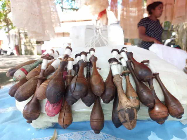 රේන්ද නිෂ්පාදනයේ දී යොදා ගන්නා ප්‍රධාන අමුද්‍රව්‍ය වන්නේ සාමාන්‍ය සුදු පැහැති කපු නූල්