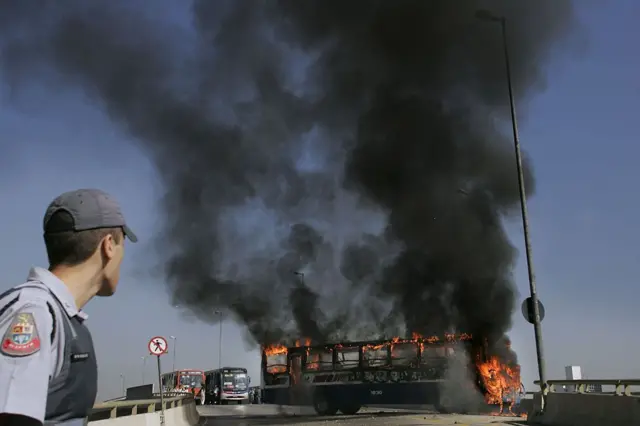 Ônibus pegando fogo