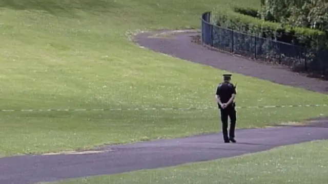 Un policía en la escena del crimen.
