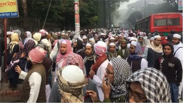 তাবলীগ জামাতের কেন্দ্রীয় নেতা মাওলানা মোহাম্মদ সাদ কান্দালভির আগমনের বিরোধিতা করে বৃহস্পতিবার রাজধানী ঢাকার কাকরাইল মসজিদের পাশে বিক্ষোভ প্রদর্শন করে সংগঠনটির একাংশের কর্মীরা