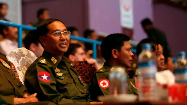 စစ်တက္ကသိုလ် အပတ်စဥ် ၁၅ ဆင်းတဲ့ ဦးမြင့်ဆွေဟာ ဗိုလ်ချုပ်မှူးကြီးမင်းအောင်လှိုင်ထက် အပတ်စဥ် ၄ ခု စီနီယာကျပါတယ်။
