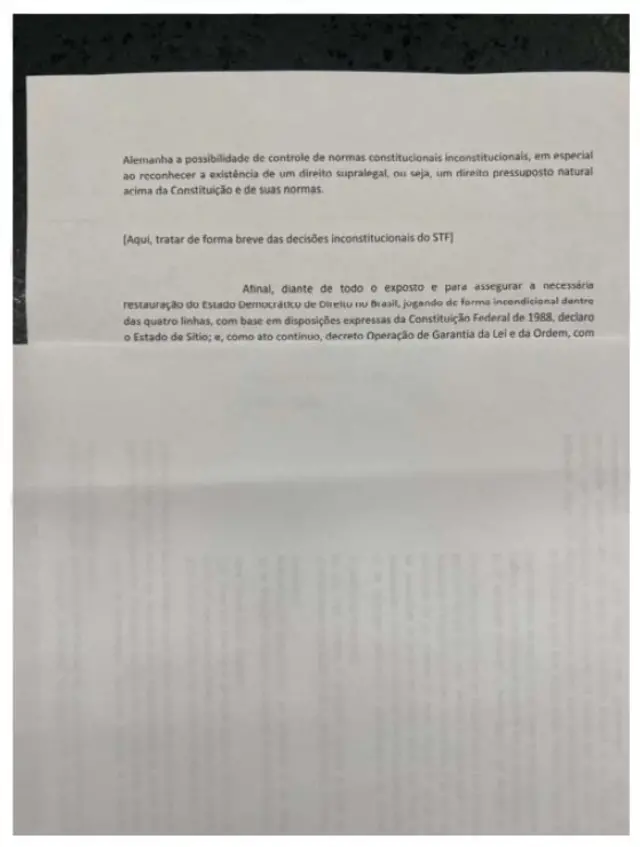 Página impressa tapada parcialmente por outro papel