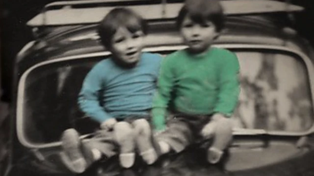 Foto Alex dan Marcus saat masih kanak-kanak. 