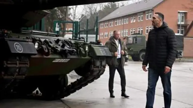 জার্মানিতে লেপার্ড ট্যাংক চালনায় ইউক্রেনীয় সৈন্যদের প্রশিক্ষণ দেখতেে গেছেন কিয়েভের মেয়র ভিটালি ক্লিৎস্কো