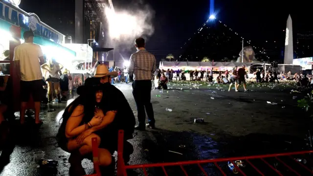Dos asistentes al concierto en shock después de la balacera.