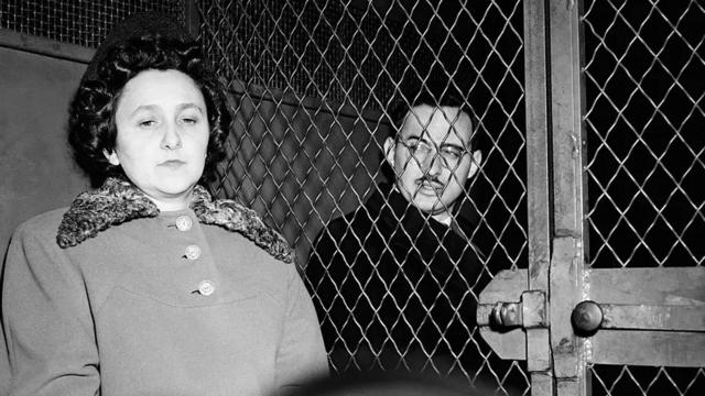 Ethel và Julius Rosenberg bị tử hình vì vi phạm đạo luật khi điều hành một đường dây gián điệp của Liên Xô ở New York