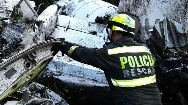 Bombeiro examina os destroços do voo da LanMia