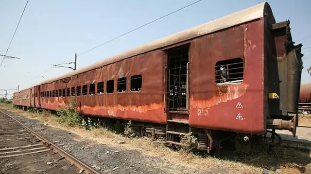 ਮੰਨਿਆ ਜਾਂਦਾ ਹੈ ਕਿ ਗੋਧਰਾ ਵਿਖੇ ਸਾਬਰਮਤੀ ਐਕਸਪ੍ਰੈਸ ਨੂੰ ਅੱਗ ਲੱਗਣ ਤੋਂ ਬਾਅਦ ਦੰਗਿਆਂ ਦੀ ਸ਼ੁਰੂਆਤ ਹੋਈ ਸੀ।