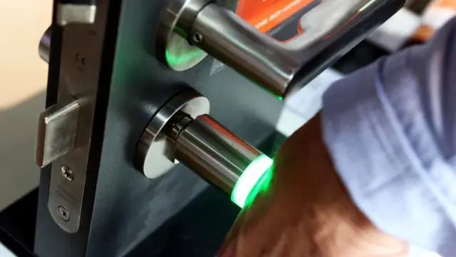 Вживленные микрочипы используются для простых повседневных задач - например, чтобы открыть кодовый замок