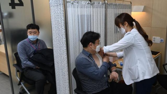 9일 오후 서울 중구 국립중앙의료원 종합암예방접종센터에서 열린 백신 접종 모의 훈련에서 의료진이 훈련 참가자에게 백신을 접종하고 있다