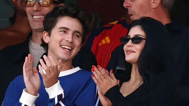 Timothée Chalamet y Kylie Jenner aplaudiendo