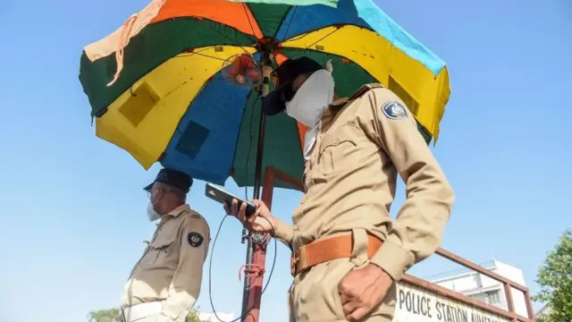 गुजरात पुलिस के लिए सोशल मीडिया के इस्तेमाल पर इतनी पाबंदी क्यों?