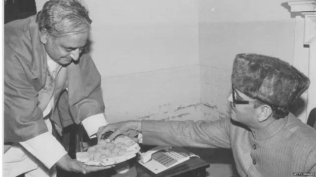 रुबैया सईद यांच्या सुटकेनंतर व्ही.पी.सिंह यांना मिठाई खाऊ घातलाना मुफ्ती मोहम्मद सईद