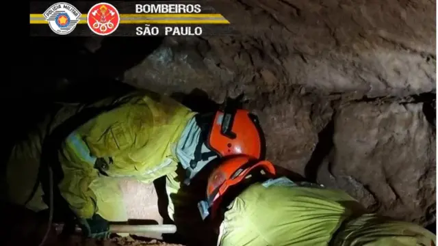 Bombeiros durante resgate em caverna no interior de SP