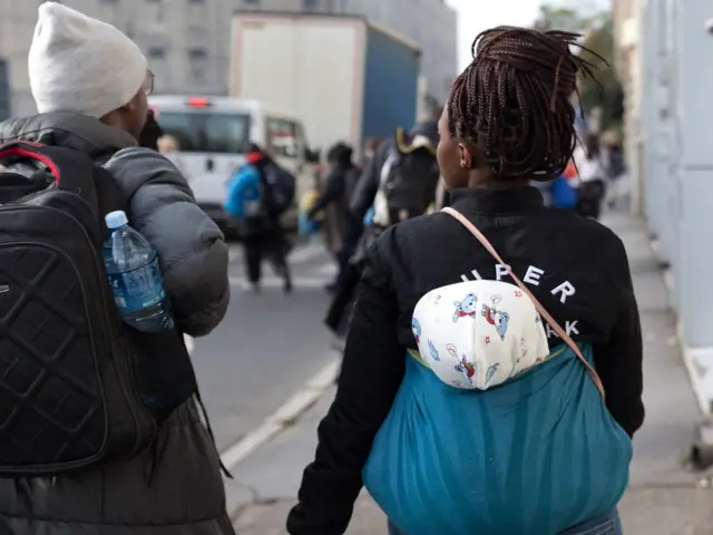 Жена са бебом на леђима