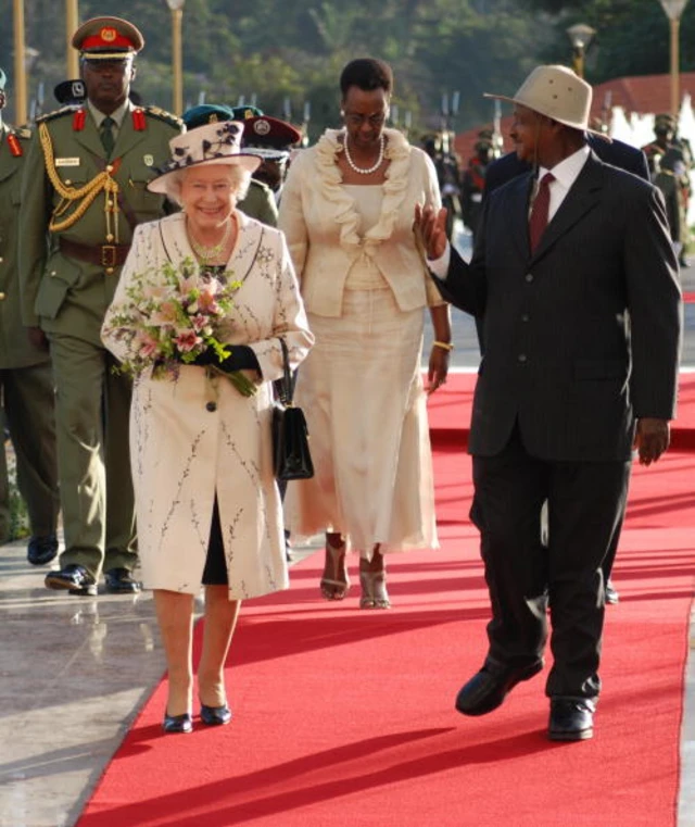 Ezenwaanyị Elizabeth na Onyeisiala Yoweri Museveni, na Uganda