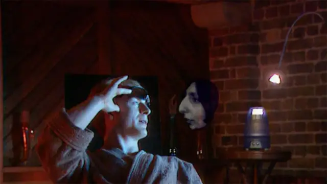 Program Tomorrow's World sempat memprediksi hadirnya pengeras suara pintar yang menampilkan kepala melayang.