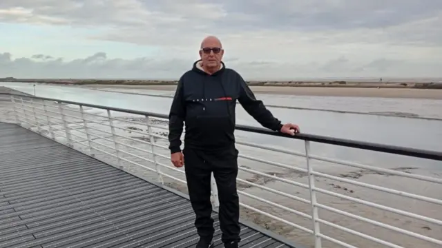 جین ډیلډیک په ګریولینز کې د کانال تر څنګ ژوند کوي