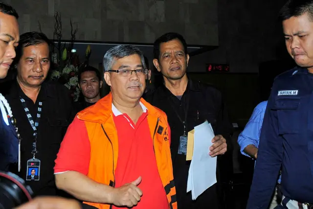 Akil Mochtar pakai baju tahanan KPK.