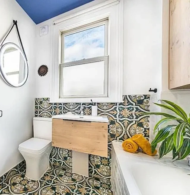 Dans les petites salles de bains, García conseille de peindre le plafond d’une autre couleur.