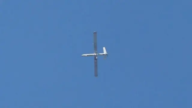Un dron volando con un cielo azul despejado