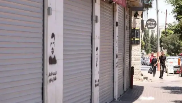 Boutiques fermées dans la ville de Ramallah, en Cisjordanie, lors d'une grève générale après la mort de Haniyeh.
