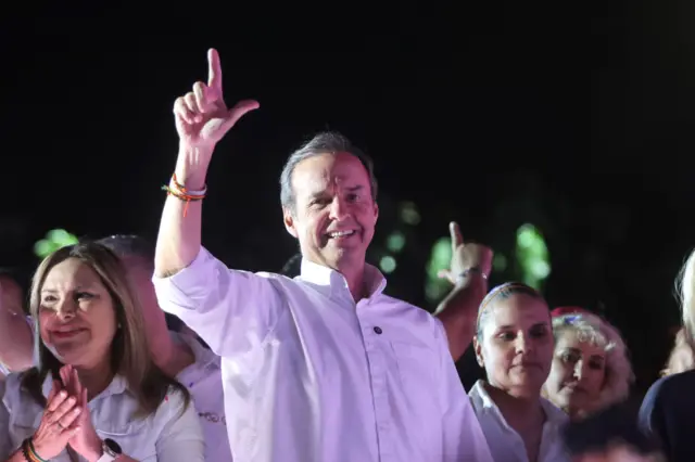 Jorge Tuto Quiroga sorri em palco de campanha