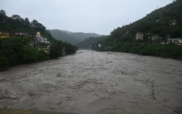 मंडी में बारिश के बाद बढ़ा जल स्तर 