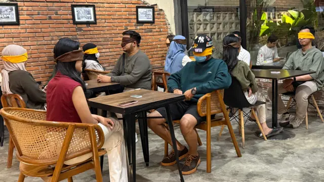 Peserta kencan buta awalnya gugup ketika mengobrol satu sama lainnya, setelah 30 menit berlalu, gelak tawa mulai menggema di ruang kafe.