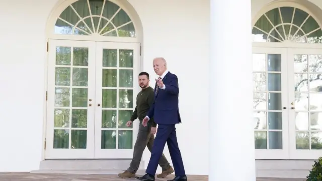 Baciye bazungurutse iyo nyubakwa gushika mu biro umukuru w'igihugu akoreramwo (Oval Office)