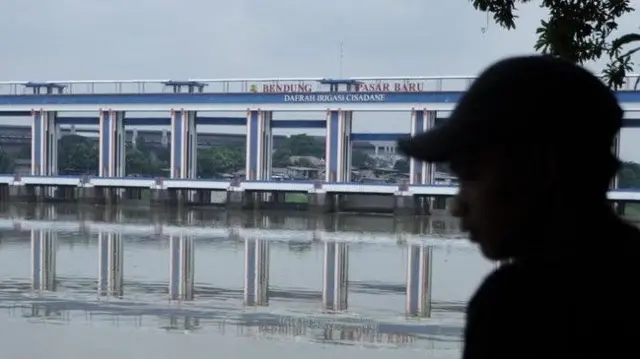 Puluhan ikan ditemukan mati mengapung di Sungai Cisadane, Tangerang, Rabu (11/2/2026).