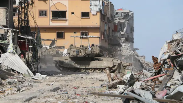 دبابات إسرائيلية خلال انسحابها من منطقة في رفح في جنوب قطاع غزة بعد التوصل لاتفاق بين حماس وإسرائيل