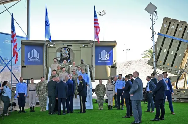 آقای بایدن روز چهارشنبه و ساعتی پس از ورود به اسرائیل از تجهیزات سیستم دفاع موشکی اسرائیل بازدید کرد