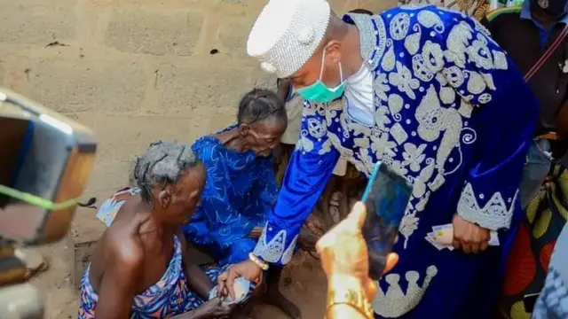 Oluwo n fun awọn arugbo kan ni owo