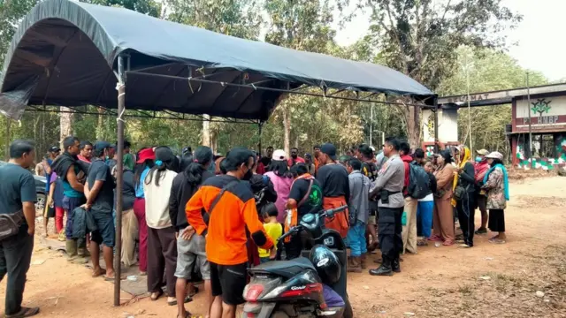 Warga berkumpul di depan lokasi kebun kelapa sawit PT Hamparan Masawit bangun Persada (HMBO) sebelum unjuk rasa digelar, Sabtu (07/10).