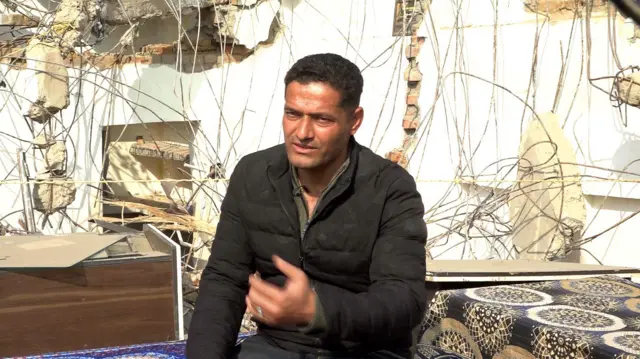 अरफ़ाज़ अहमद डैंग अपने टूटे हुए मकान में बैठे हुए