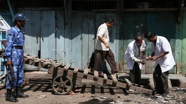 ਮਾਲੇਗਾਓਂ ਧਮਾਕੇ ਤੋਂ ਬਾਅਦ ਨਮੂਨੇ ਇਕੱਠੇ ਕਰਦੇ ਹੋਏ ਫੋਰੈਂਸਿਕ ਮਾਹਿਰ