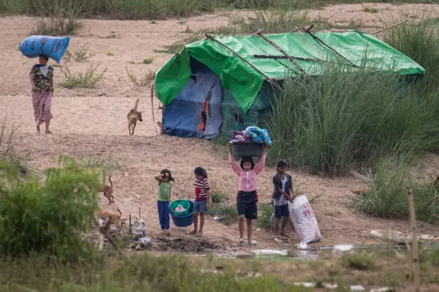 လေးကေ့ကော်တိုက်ပွဲကြောင့် ထိုင်း - မြန်မာနယ်စပ်ကို စစ်တိမ်းရှောင်လာကြစဉ် (ပုံဟောင်း) 